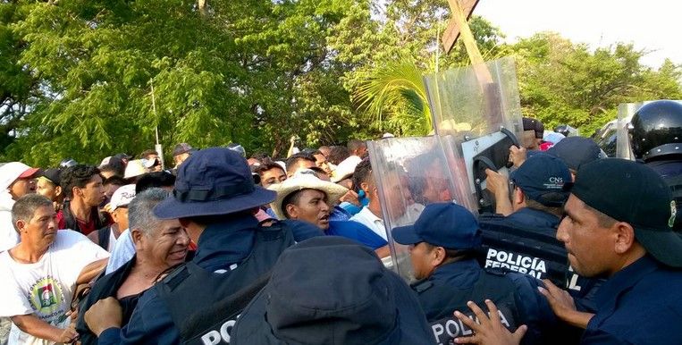 CNTE y migrantes repliegan a la PF en Oaxaca