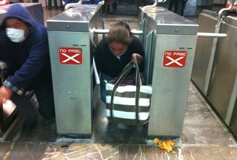 Padres de normalistas anuncian #PosMeSalto Padres de normalistas anuncian #PosMeSalto