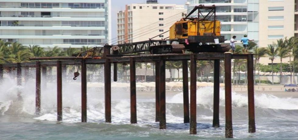Desmantelan muelle en Acapulco