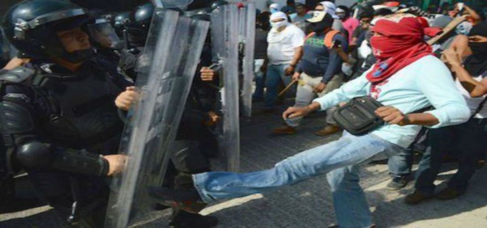 Se enfrentan normalistas con policías de Tixtla