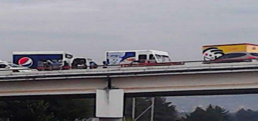 Normalistas retienen 60 camiones en Michoacán