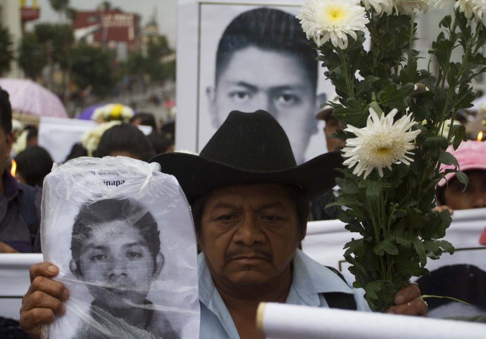 Padres de normalistas inician gira por Europa