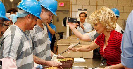 Pamela Anderson sirve alimentos vegetarianos a reos