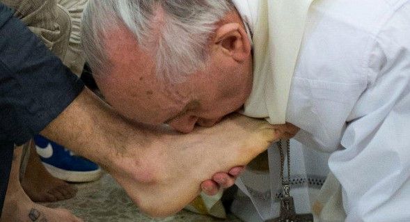 Papa Francisco lava los pies a 12 presos