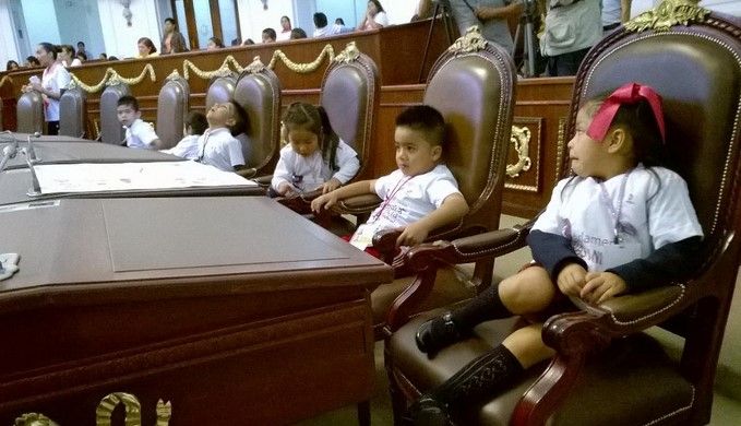 Toman niños la tribuna de la ALDF