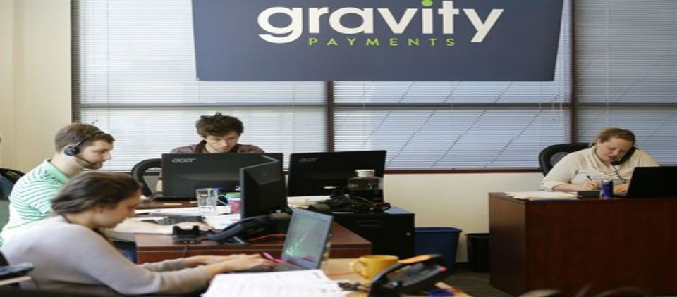 Director quiere pagar 70 mil dólares a sus empleados Director quiere pagar 70 mil dólares a sus empleados