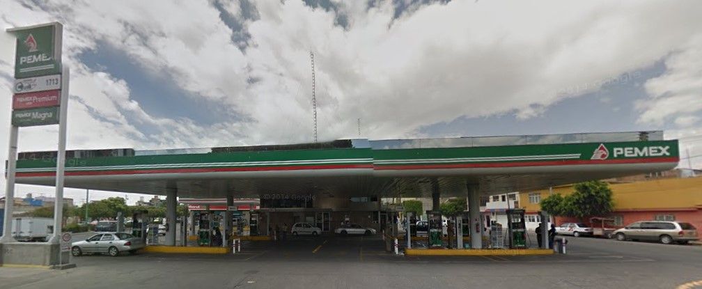 Explotan dos artefactos en gasolinera de León