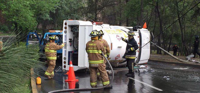 Vuelca pipa en Bosques de las Lomas