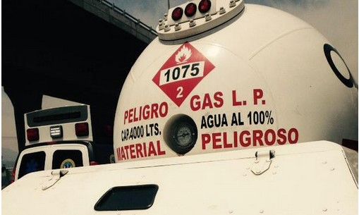 Choca pipa de gas con microbús en Periférico Choca pipa de gas con microbús en Periférico