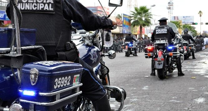 Despiden a 2 policías que golpearon a reportero