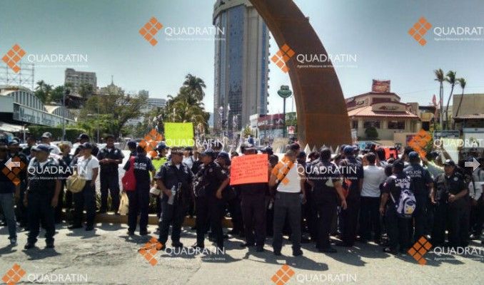 Policías de Acapulco protestaron en La Costera