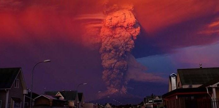 Ceniza del volcán Calbuco en calles de Chile Ceniza del volcán Calbuco en calles de Chile