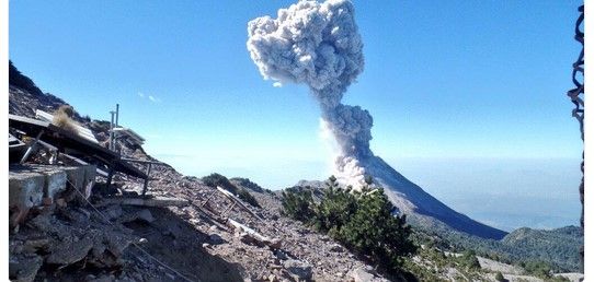 Volcán de Colima emite gran explosión