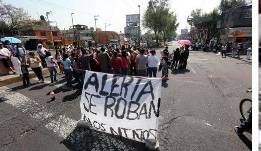Vecinos bloquean Eje 10 Sur Vecinos bloquean Eje 10 Sur