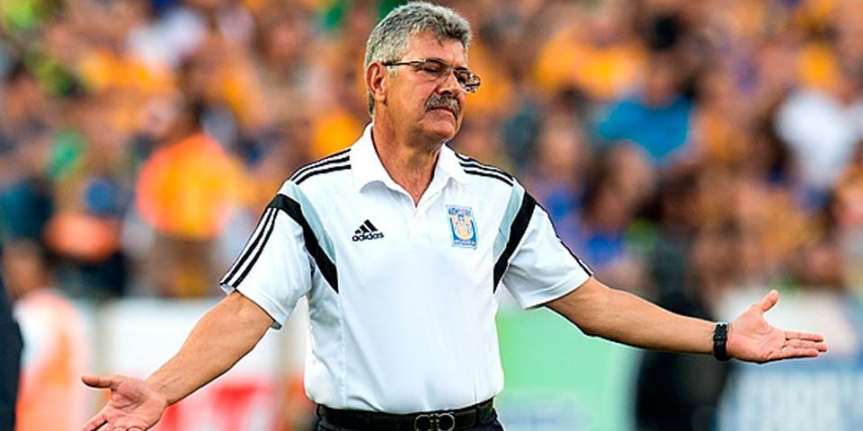 ‘Tuca’ criticó cancha de Universitario de Sucre