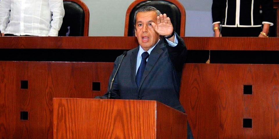 Rogelio Ortega toma protesta como gobernador sustituto de Guerrero