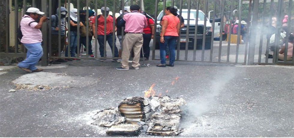 Normalistas vandalizan la Secretaría de Educación de Guerrero