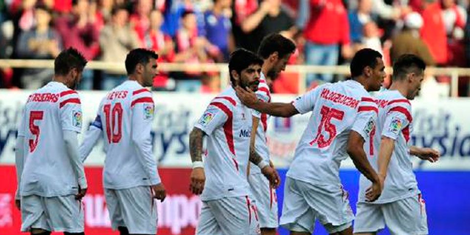 Aquino regresa a la titularidad en derrota ante el Sevilla