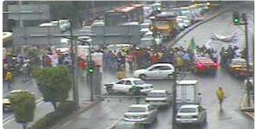 Manifestantes bloquean Insurgentes