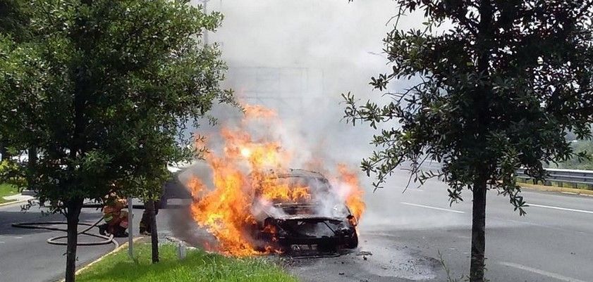 Taxi del aeropuerto se incendia en Monterrey Taxi del aeropuerto se incendia en Monterrey