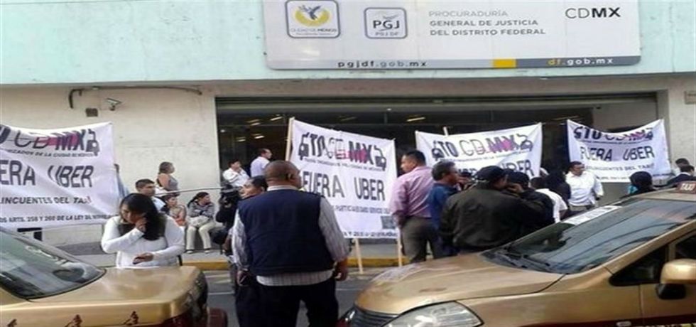 Taxistas protestan contra Uber y Cabify