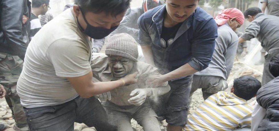 Más de mil muertos por terremoto en Nepal