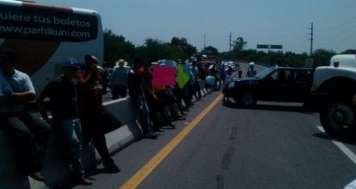Ex autodefensas bloquean carreteras en Michoacán
