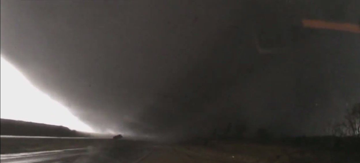 Graba cuando tornado pasa a su lado Graba cuando tornado pasa a su lado