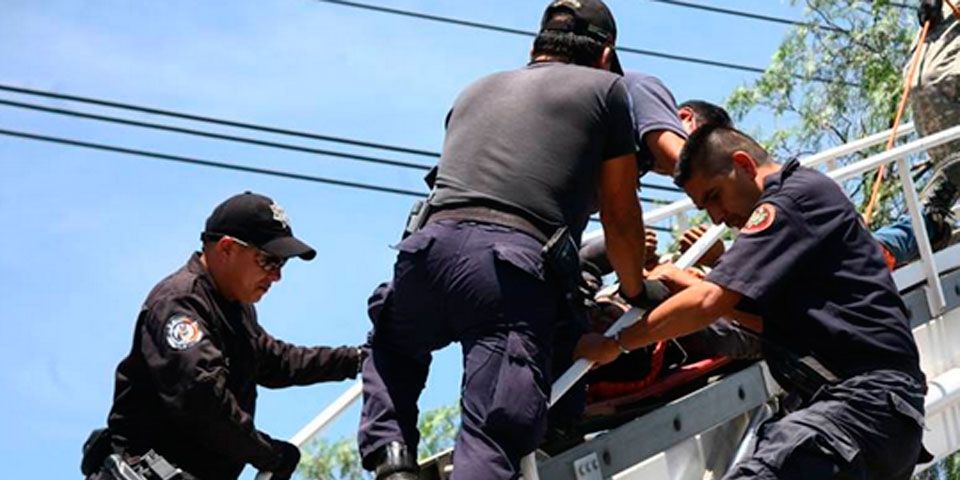 Hombre muere electrocutado en anuncio espectacular