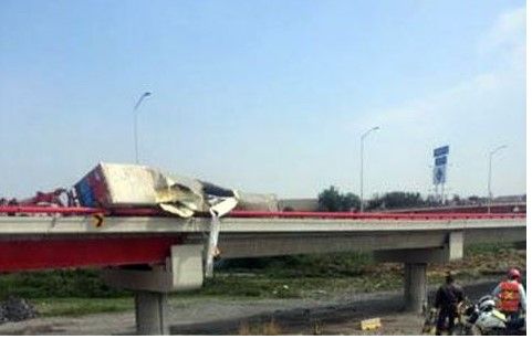 Vuelca tráiler en Monterrey