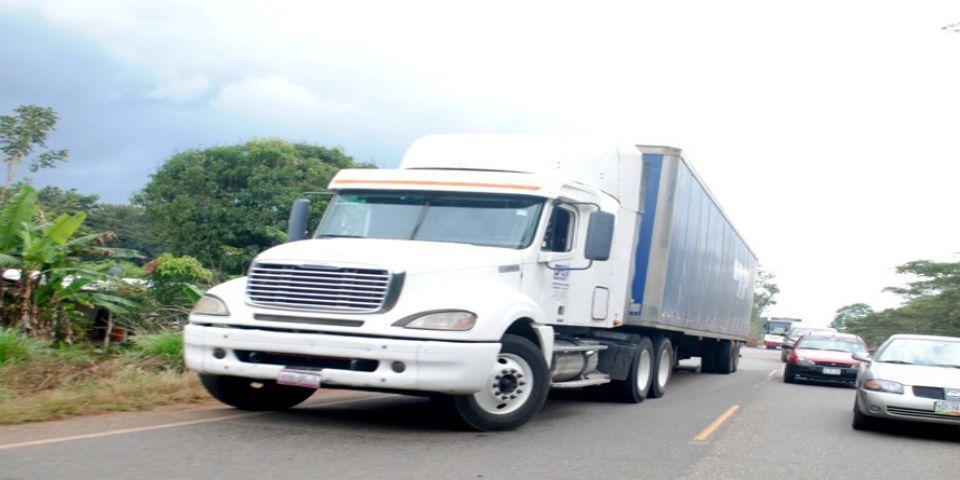 Rescatan a persona maniatada en un tractocamión