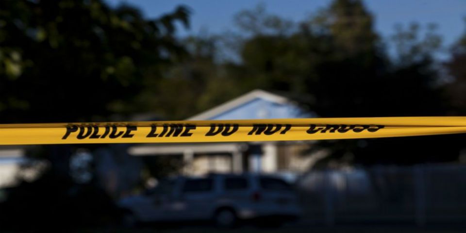 Mujer mata a niña al sentarse sobre ella