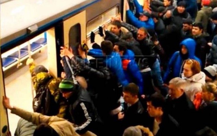 Pasajeros salvan a anciana empujando vagón de metro