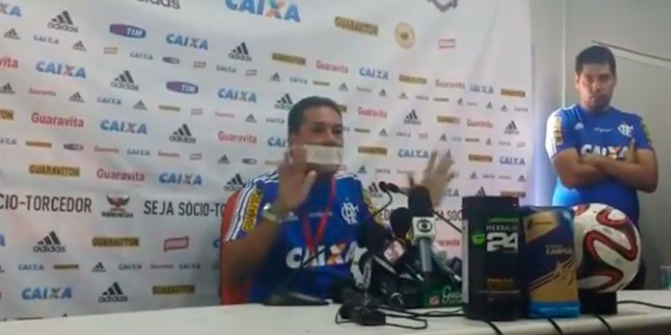 Técnico se amordaza en rueda de prensa