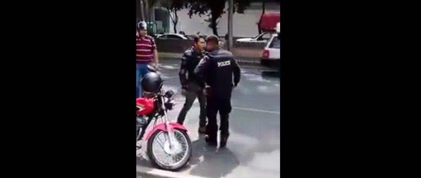 Video: Pelea entre motociclista y policía