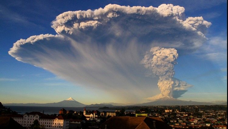 Volcán Calbuco entra en erupción por tercera vez Volcán Calbuco entra en erupción por tercera vez
