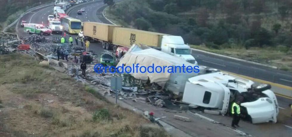 Vuelca tráiler en la México-Puebla