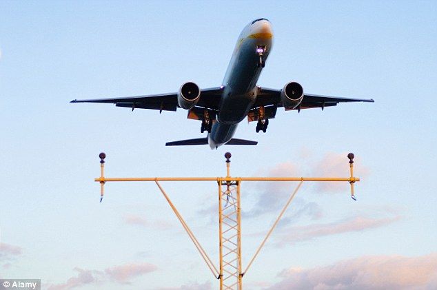 Pasajero aterriza avión cuando el piloto enferma