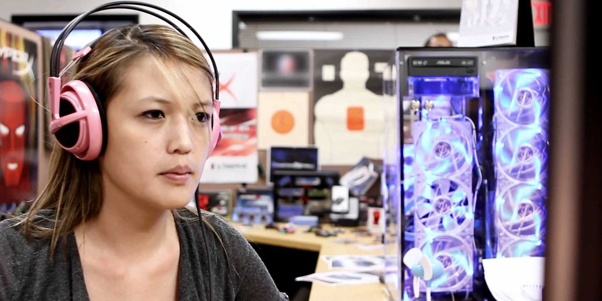 Mujer da a luz en un cibercafé y sigue jugando