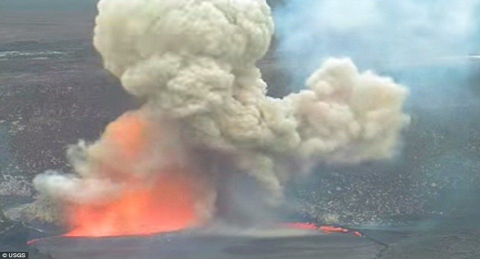 Cráter de volcán en Hawaii se derrumba