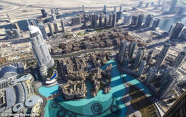 Mujer se arroja del edificio más alto del mundo Mujer se arroja del edificio más alto del mundo