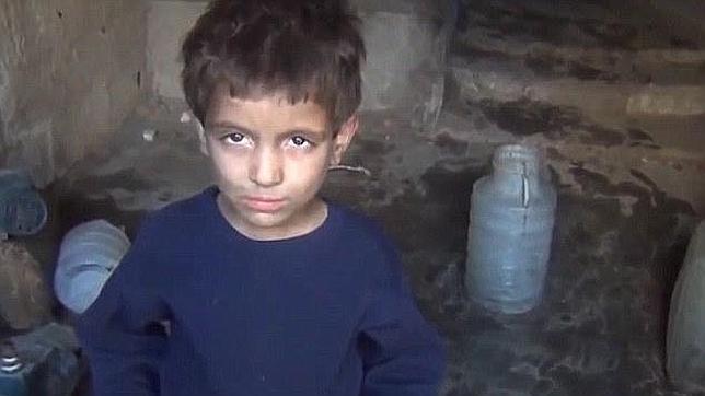 Video: niño víctima de la guerra come hierba para sobrevivir Video: niño víctima de la guerra come hierba para sobrevivir