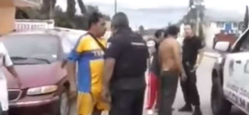 Video: hombres golpean a policías en Edomex