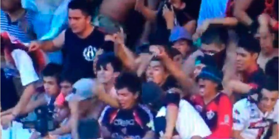 Aficionados invaden cancha del Jalisco