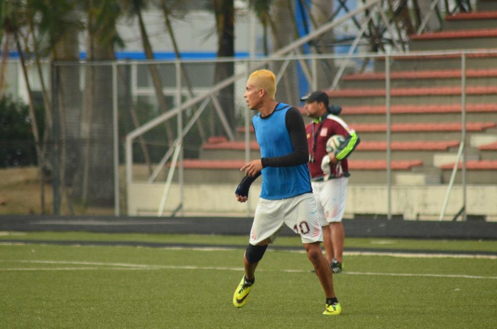 Jugador que recibió patada pide que se acabe violencia en estadios