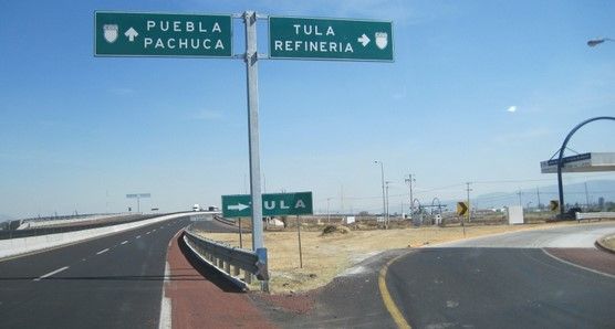 Vuelca tractocamión con azufre en el Arco Norte