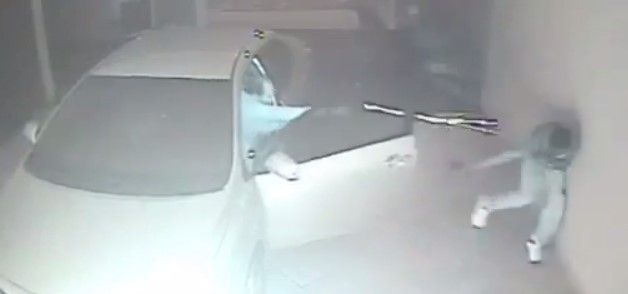 Policía recibe con balazos a asaltantes en su cochera Policía recibe con balazos a asaltantes en su cochera