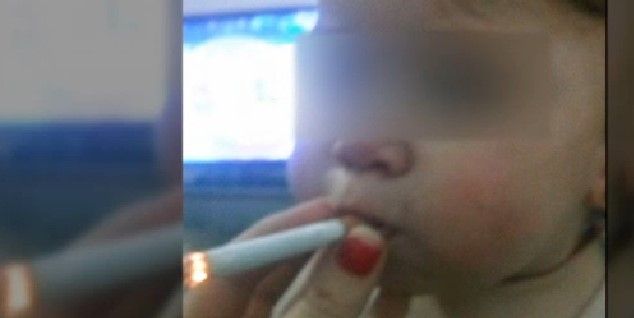 Censuran a madre que puso cigarro en boca de bebé