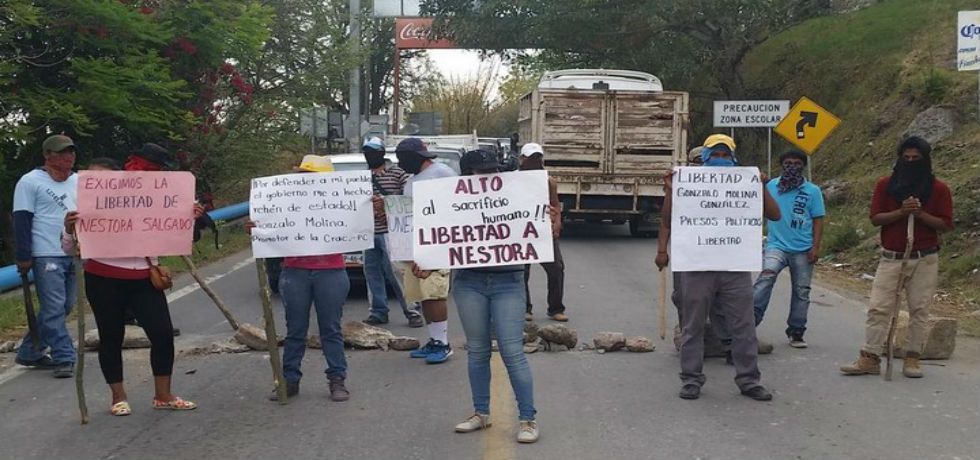 Bloquean acceso de Tixtla Bloquean acceso de Tixtla