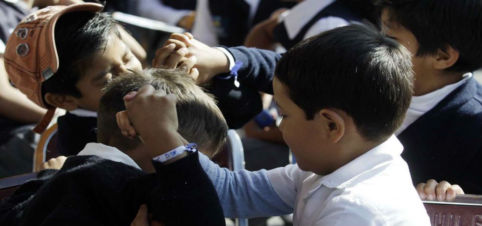 Camioneta choca por pelea en una secundaria Camioneta choca por pelea en una secundaria